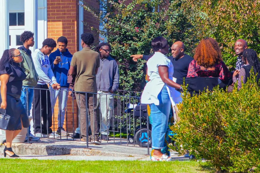 jhe church members discusiing happily